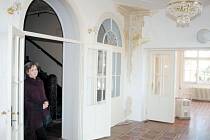 Ivana Zajícová, vedoucí krnovského muzea, dorazila do Flemmichovy vily na základě telefonátu vyděšené uklízečky, která havárii ráno objevila. Hned začala hledat uzávěr vody a elektřiny a organizovat záchranné práce.
