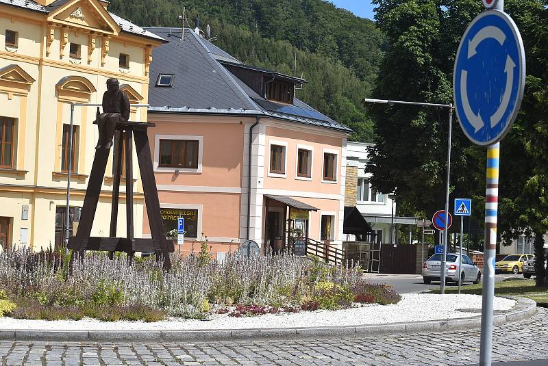 „Jiří Houska medituje na horské louce“ je název sochy, kterou výtvarník  Martin Matela udělal z obyčejného kruhového objezdu vyhlášenou atrakci Vrbna pod Pradědem.