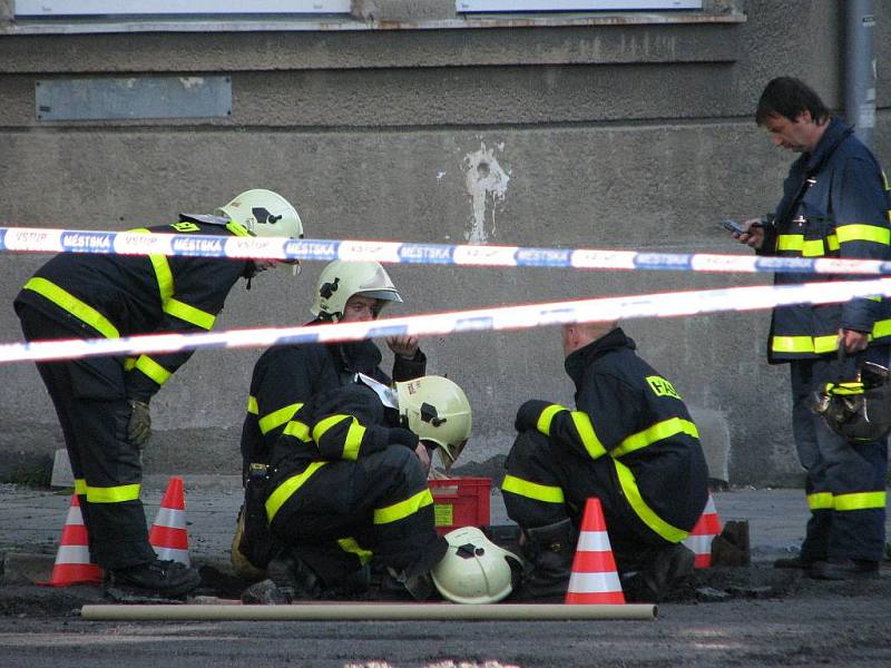 Řidič frézy při opravě silnice ve středu Bruntálu najel na plynový ventil, z potrubí začal unikat plyn. Policisté s městskými strážníky a hasiči místo uzavřeli a z okolních domů evakuovali sedmadvacet lidí. Nikomu se nic nestalo.