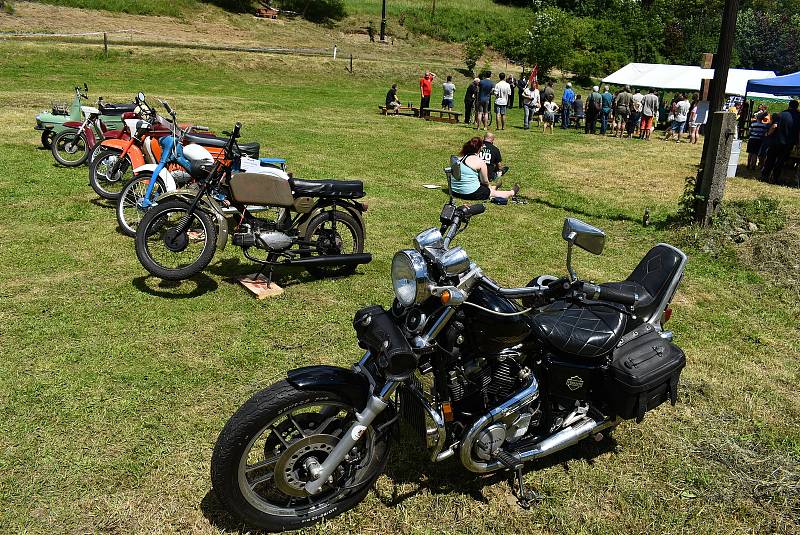 Obnovení kříže v Holčovicích Spáleném provázelo propojení křesťanských a hasičských tradic. Současně zde měli sraz majitelé motorek veteránů.