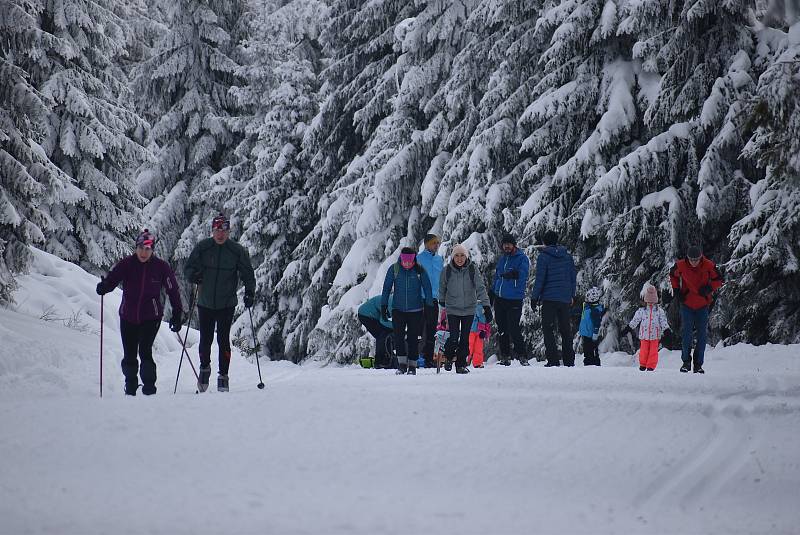 Navzdory předpovědi silného větru vyrazili turisté, běžkaři, pejskaři i rodiny s dětmi na Praděd. 4. 12. 2021