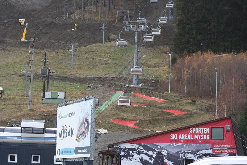 V zimním středisku Myšák v Karlově pod Pradědem jezdila poslední tři sezony dvousedačková lanovka. Letos tu bude mít premiéru čtyřsedačková lanovka s bublinou proti větru.