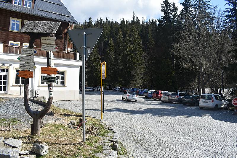 Nejdostupnější vodopád je v Karlově Studánce hned vedle parkoviště. Byl postaven koncem 19. století pro potěšení lázeňských hostů.