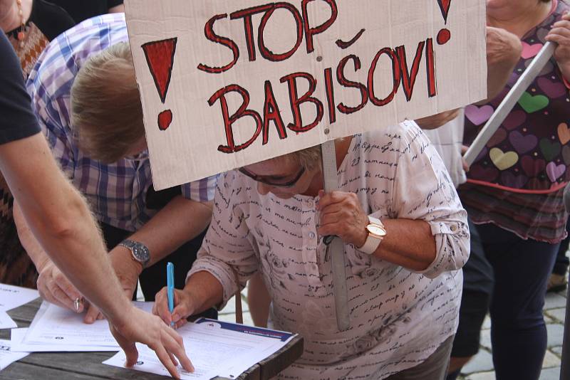 Demonstrace za nezávislou justici a proti vládě 11. června v Krnově.