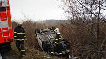 Při nehodě v Leskovci nad Moravicí ze 17. listopadu skončilo auto na střeše, avšak jeho dvoučlenná posádka vyvázla bez zranění.