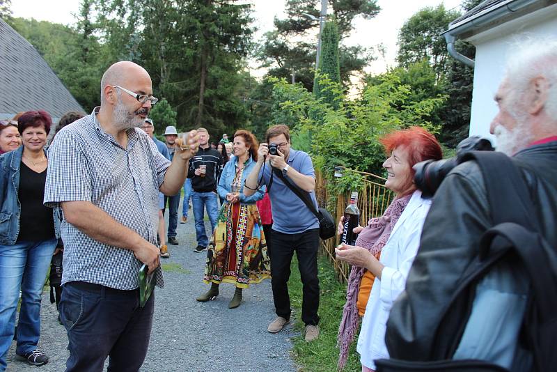 Lomnice se změnila ve výstavní síň pod širým nebem s fotografiemi Jindřicha Streita.