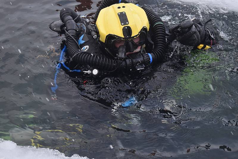 Společná akce potápěčů a otužilců v lomu u Bruntálu zahrnovala také neobvyklou disciplínu: plavání pod ledem.