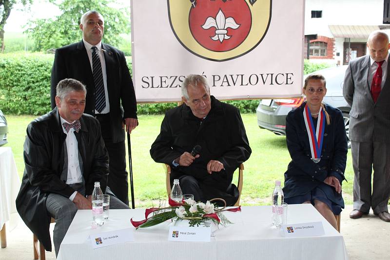 Prezident Miloš Zeman navštívil na Osoblažsku Slezské Pavlovice, kde se setkal s místními občany. Od nich dostal v druhém kole prezidentských voleb 89,41 procent hlasů. Doprovázel jej hejtman Moravskoslezského kraje Ivo Vondrák a starostka obce Slezské Pa