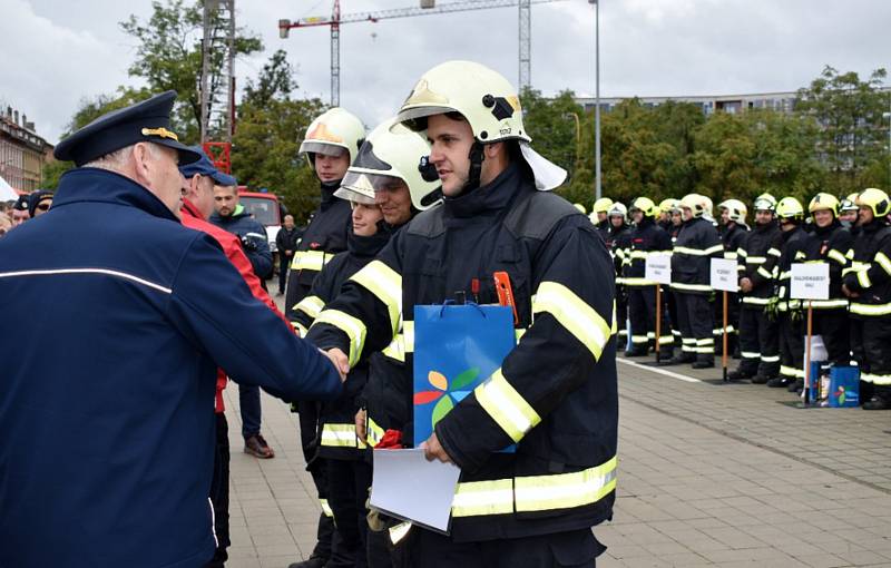 Dobrovolní hasiči z Vrbna pod Pradědem reprezentovali Moravskoslezský kraj v celorepublikové soutěži ve vyprošťování  osob z vraku auta. Foto: Andrea Martínková