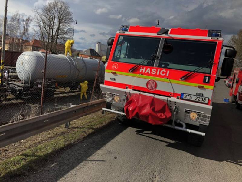Únik kyseliny chlorovodíkové na bruntálském nádraží hasiči rychle zastavili.