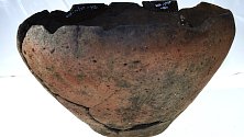 Předměty pocházející z období pozdní doby kamenné byly v Úvalně nalezeny v létě 2023. Nález zdokumentovali odborníci z Archeologického ústavu AV ČR. Provedení archeologického výzkumu si vyžádala výstavba nové haly v areálu Den Braven.