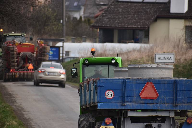 V Hlince před mnoha lety vandal změnil památník padlým  na Bezhlavého rytíře. V restaurátorské dílně rytířovi vrátí tvář, aby se zase stal důstojnou pietou.