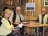 Ředitelka vrbenské knihovny Hana Janků přečetla ukázku z knihy spisovatele Štěpána Neuwirtha (uprostřed), který naslouchal spolu s Otou Bouzkem (vpravo).
