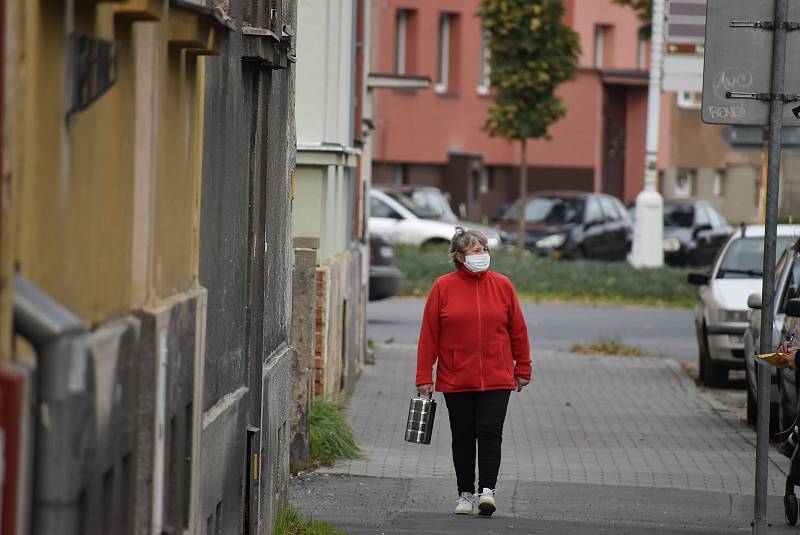 Krnované 21. října 2020 poctivě nasadili roušky a respirátory. Stávají se běžnou součástí výbavy také u cyklistů.