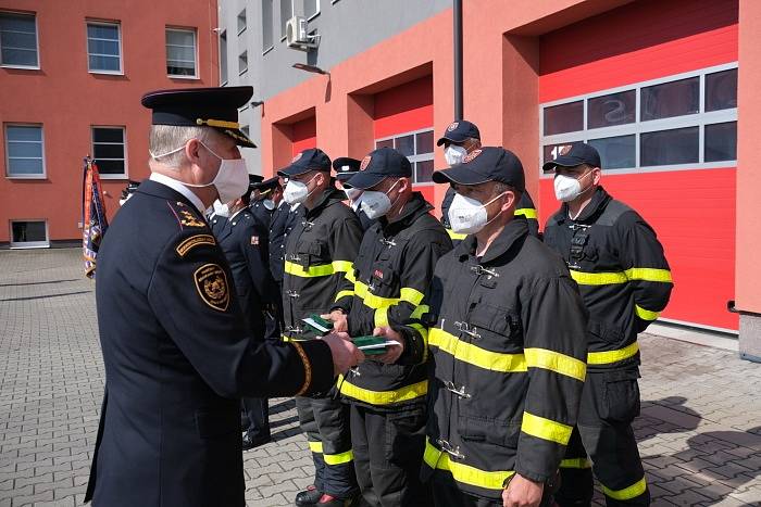 Letos je předávání medailí hasičkám a hasičům HZS MSK komornější – jen podle okresů a bez diváků. Zde opavští hasiči.