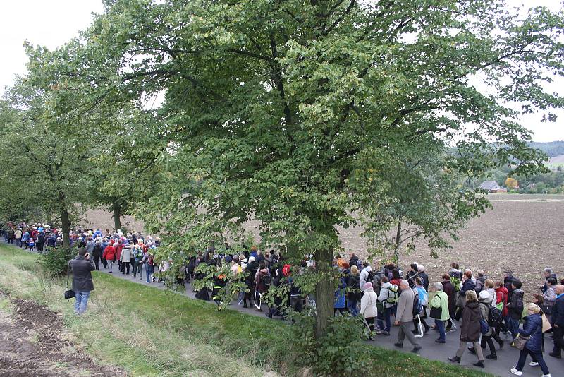 Jedním z míst, kde se sešli Poláci v rámci akce Růženec na hranicích, byl také kostel v Opawici. Na 750 registrovaných účastníků se z kostela vydalo procesím do kilometr vzdálených Lenarcic. Modlitby růžence  se odehrály na hřišti přímo naproti linhartovs