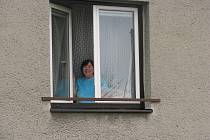 Sousedka přepadených Jarmila Hynková pohotově přivolala policii. Právě z tohoto okna se vyklonila, když na ni začal zoufale zvonit téměř slepý vystrašený soused a volal při tom o pomoc.