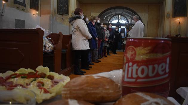 Podívejte se, jak velikonoční žehnání pokrmů probíhalo v kostele v Holčovicích. Duben 2021.