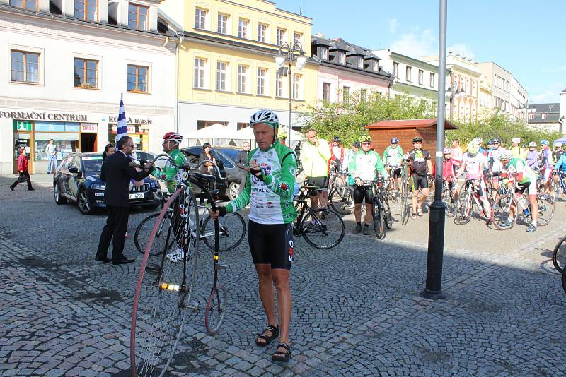 Sedmá etapa cyklotour Na kole dětem odstartovala na náměstí Míru v Bruntále.