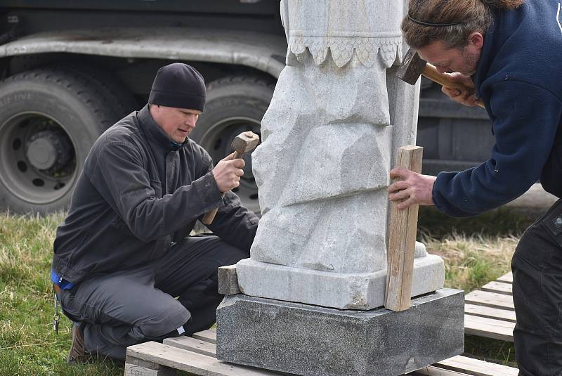 V Hlince před mnoha lety vandal změnil památník padlým  na Bezhlavého rytíře. V restaurátorské dílně rytířovi vrátí tvář, aby se zase stal důstojnou pietou.