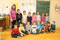 Prvňáčci ze Základní školy a Mateřské školy Andělská Hora se svou třídní učitelkou Pavlínou Doleželovou.