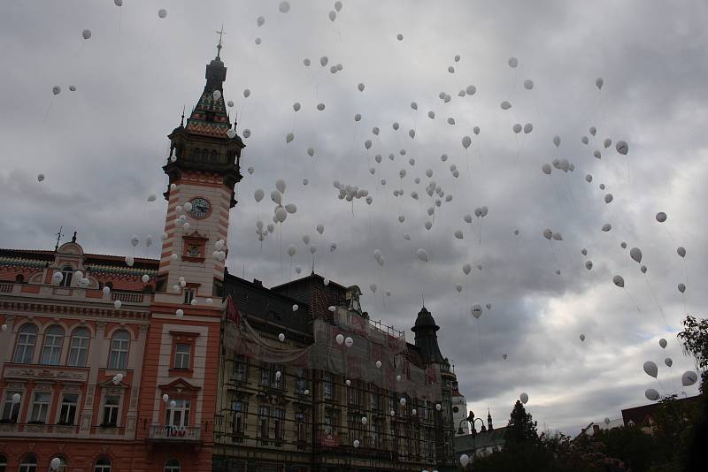 Hnutí ANO uspořádalo na krnovském náměstí hromadné vypouštění balonků. Kampaň měla nečekaný ohlas a rozvířila diskusi, zda jsou latexové balonky odpad poškozující přírodu nebo neškodná zábava.