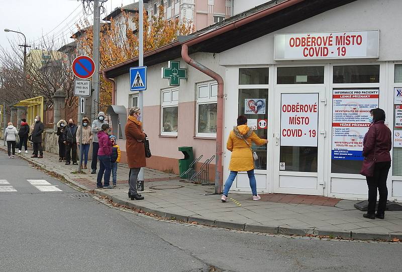 Fronta před odběrovým místem v krnovské nemocnici se občas táhla až k autobusové zastávce, kde se potenciálně infekční lidé potkávali s cestujícími MHD. Po dohodě s městem byla autobusová zastávka přemístěna. Listopad 2020.