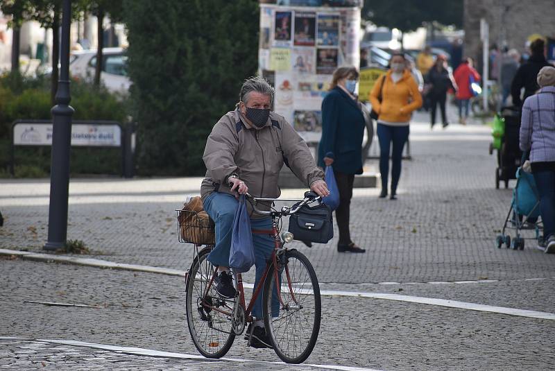 Krnované 21. října 2020 poctivě nasadili roušky a respirátory. Stávají se běžnou součástí výbavy také u cyklistů.