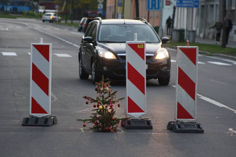 Vánoční stromek našel uplatnění i v květnu. V Krnově přispívá k bezpečnosti silničního provozu tím, že varuje řidiče před propadlým kanálem.