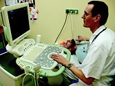 Krnovská nemocnice pořídila pro endokrinologickou ambulanci moderní diagnostický ultrazvuk v hodnotě sedm set padesát tisíc korun, který zdokonalí vyšetření krku.