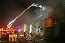 Zásah hasičů u požáru výrobní haly v Pitárném na Osoblažsku, 17. února 2023