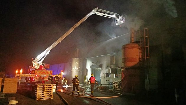 Na Osoblažsku hořela hala, při zásahu se zranil hasič. Škoda je deset milionů