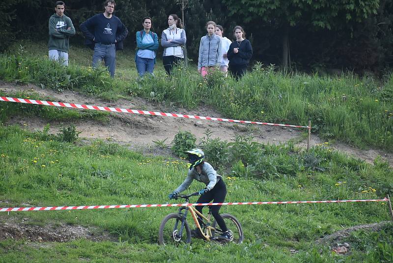 Bikepark Kopřivná v Jeseníkách pojal zahájení sezony jako zábavnou show pro celou rodinu.