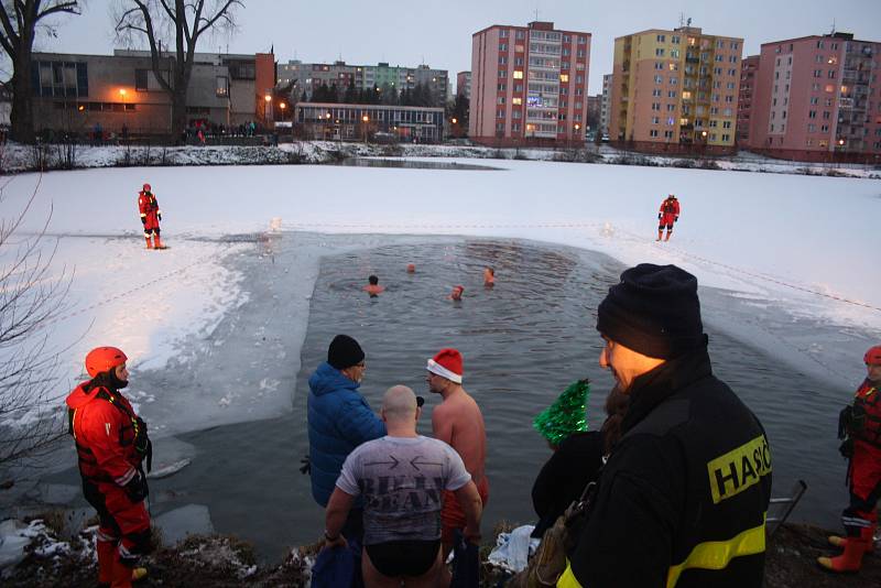 Bruntálský krystalek letos potřeboval asistenci hasičů, kteří vysekali díry v ledu Kobylího rybníka.
