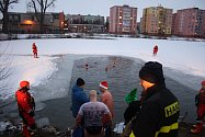 Bruntálský krystalek letos potřeboval asistenci hasičů, kteří vysekali díry v ledu Kobylího rybníka.