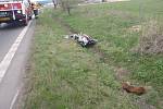 Hromadná nehoda osobního auta a tří motorek se stala dnes odpoledne na Bruntálsku. Dva motorkáři utrpěli lehčí poranění, třetí je zraněn těžce.