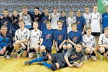Mladíci Horního Benešova skončili v semifinálovém turnaji O pohár VV MS KFS v Opavě na druhém místě, to jim zajistilo účast v ostravském finále. Na snímku Hornobebešovští (v modrém) společně s vítěznými Kobeřicemi.