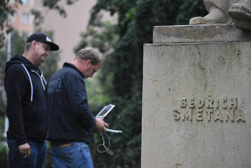Tajemnou černou skvrnu, která objevila na hlavě sochy Bedřicha Smetany, Deník zkoumal  ve spolupráci s pilotem dronu Adamem Ehlem.