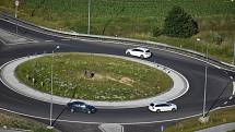 Koncepce zeleně na kruhových objezdech v Krnově se v roce 2022 se stala terčem kritiky. Letos poprvé péči o zeleň Ředitelství silnic a dálnic ČR přenechalo městu.