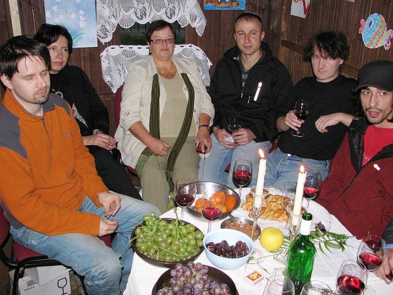 Židovský svátek Sukot provází postavení suky neboli symbolické chýše, ve které se schází lidé se svými přáteli, rodinami a hosty. Sedí v malém prostoru nad prostřeným stolem, pijí víno a povídají si.
