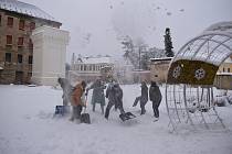 Krnov v sobotu 2. 12. zasypal sníh. Dobrovolníci na základě facebookové výzvy v neděli ráno vyrazili na náměstí s hrably, aby pomohli odklidit závěje dřív, než začne jarmark. 3. 12. 2023