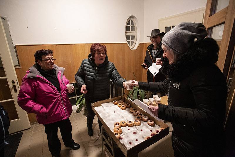 Lichnov zpíval koledy pod zasněženým a svítícím vánočním stromem.