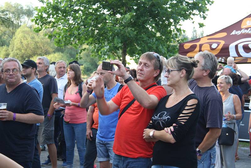 Šestý ročník rodinného festivalu Rockem proti přehradě v Nových Heřminovech.