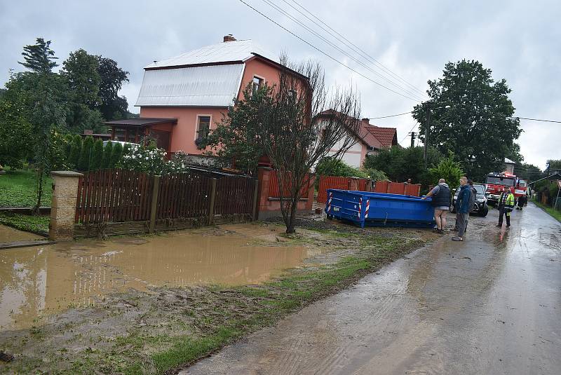 Na Krnovsko 28. srpna po 14 hodině dorazily intenzivní bouřky. Bahnitá voda z polí se přelila přes silnici i přes koleje vtrhla do Linhartov.