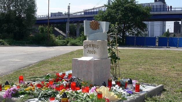Přesně rok po tragickém železničním neštěstí se ve Studénce sešlo několik desítek účastníků tragedie, ktreá si 8. srpna 2008 vyžádal osm lidských životů a sedm desítek zraněných.