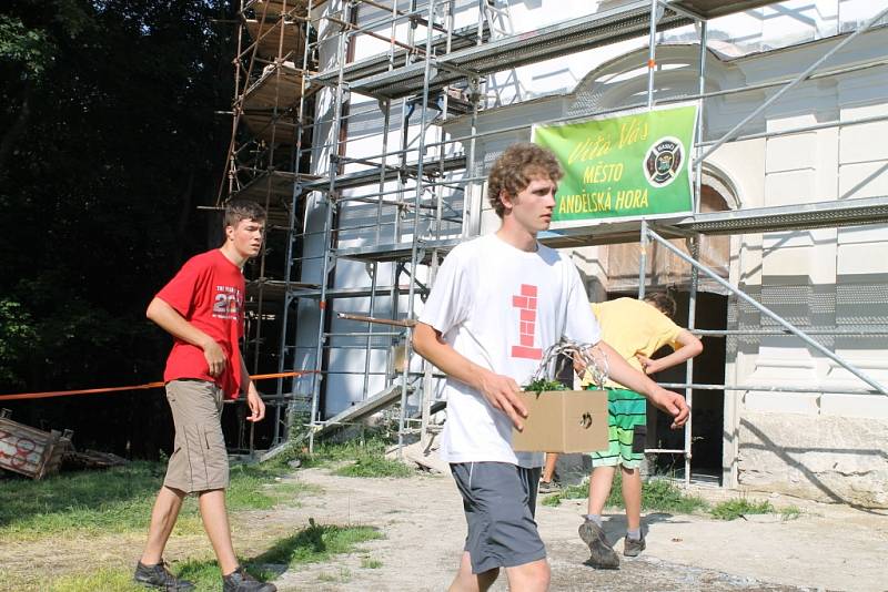 Křížovou cestou proudili na svátek svaté Anny ke stejnojmennému kostelu na Annabergu nad Andělskou Horou poutníci, aby si vyslechli mši svatou duchovního správce Marka Žukowského. 