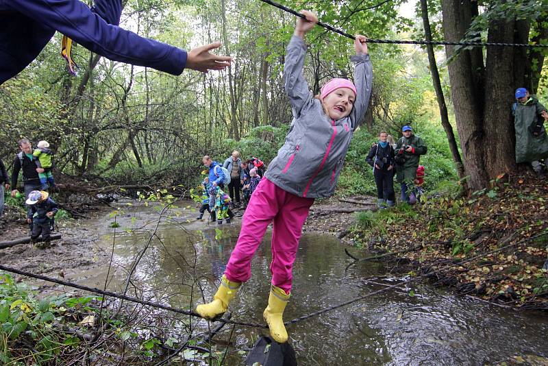 Sraz účastníků pochodu po obnovené cestě byl před kostelem v Branticích.