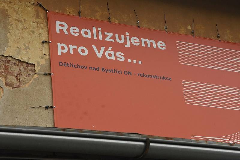 "Realizujeme pro vás rekonstrukci osobního nádraží Dětřichov nad Bystřicí,"  hlásá transparent na fasádě. Opravdu je rekonstrukce totéž, co demolice a novostavba?