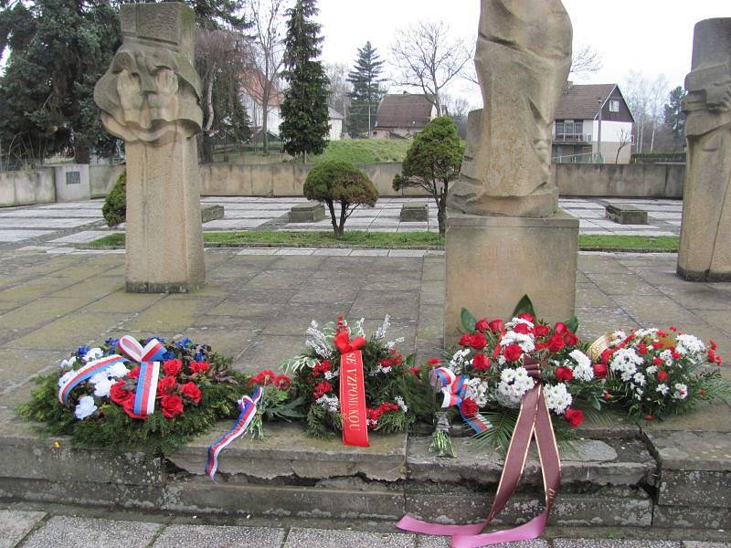 Osoblahou se jako před sedmdesáti lety rozléhaly výstřely a povely v ruštině i němčině. V uniformách Wehrmachtu a Rudé armády se představil Klub vojenské historie KVH Maxim.