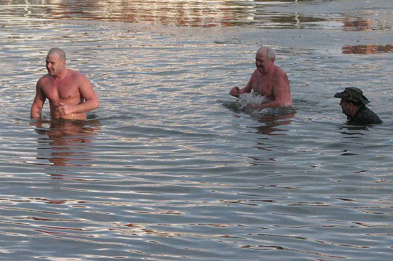 Další ročník otužileckého plavání Bruntálský krystalek proběhl v pátek v Bruntále na Kobylím rybníku. K vytrvalostnímu plavci Pavlu Poljanskému se přidali dva nadšenci a vyznavači otužileckého plavání Josef Dostál z Brantic a Jan Horáček ze Staré Vsi.